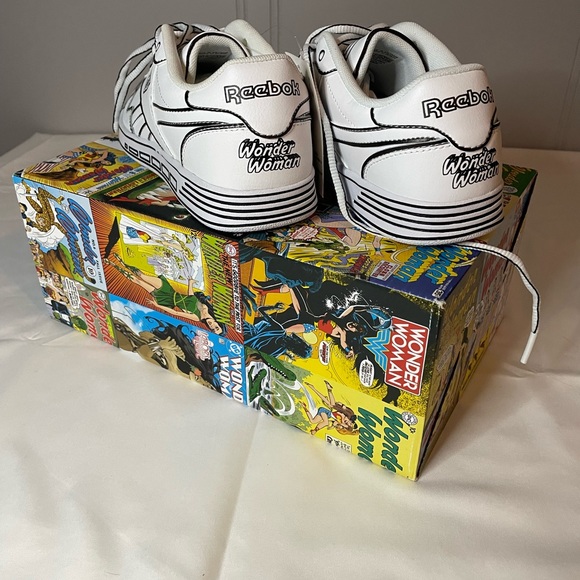 Reebok x Wonder Woman Sneakers – Women’s Size 7 (Unworn) - Picture 4 of 4